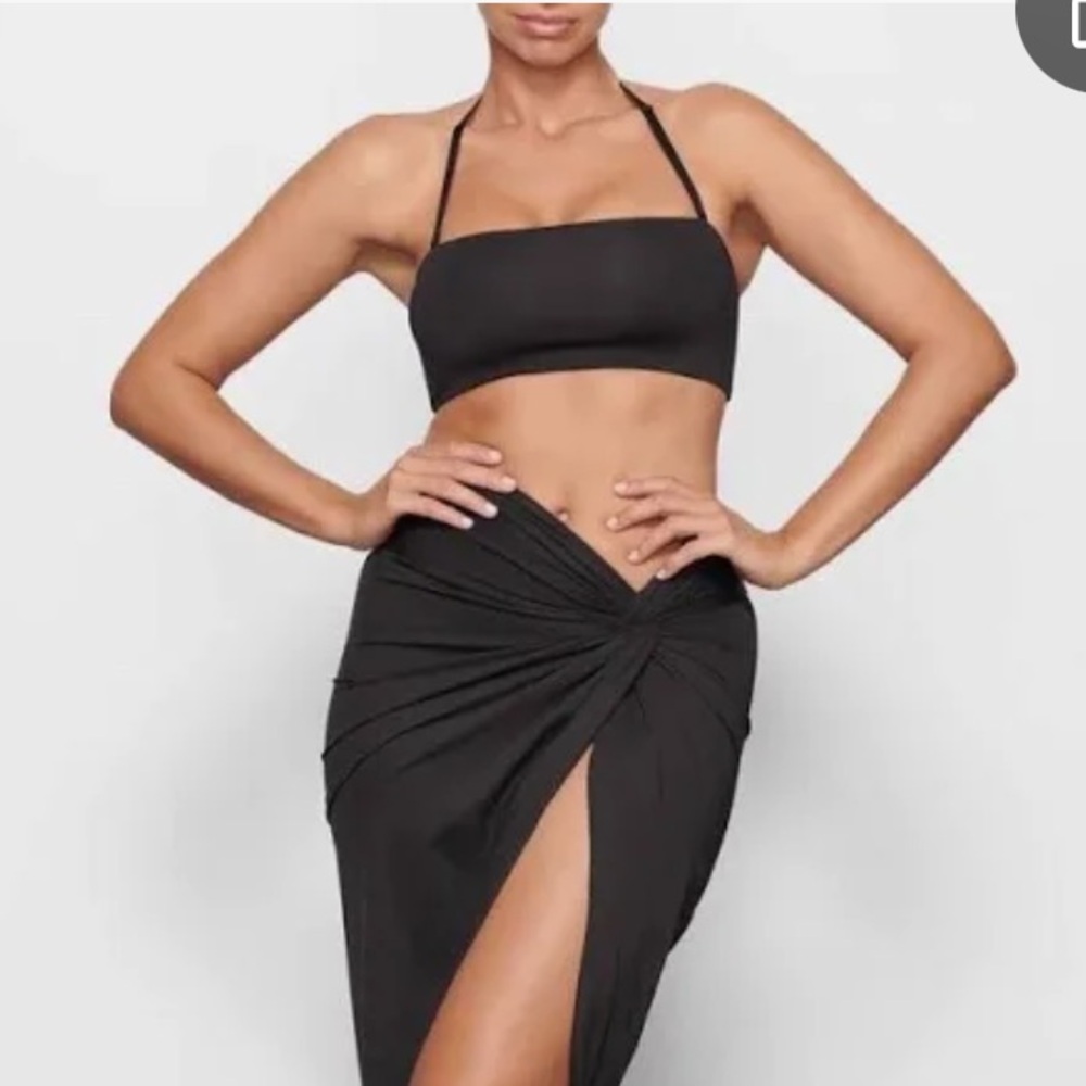 Sw23. Skims nwt recycled swim bandeau bikini top in onyx size small 🖤
